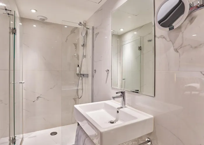 Eiffel Petit Louvre Hotel